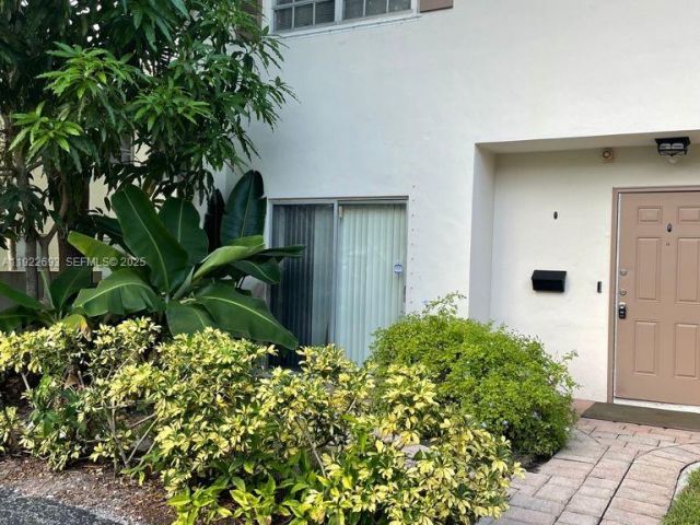 Home for rent at 3141 N Palm Aire Dr 3141 - photo 7429212