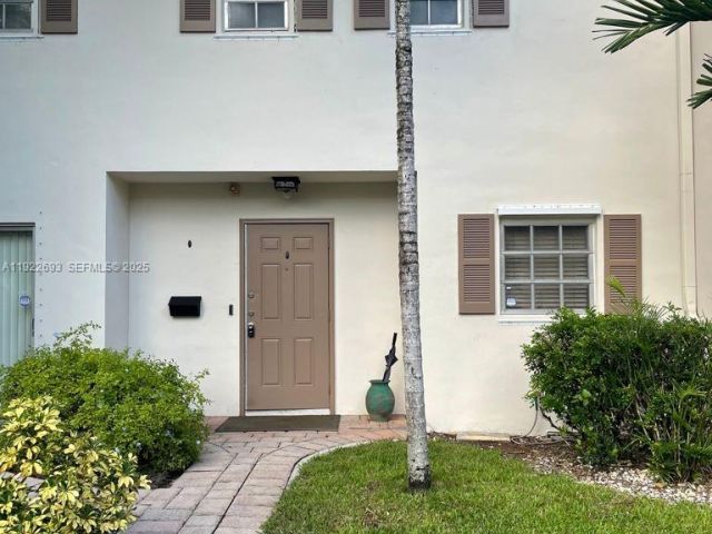 Home for rent at 3141 N Palm Aire Dr 3141 - photo 7429214