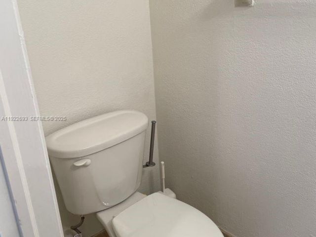 Home for rent at 3141 N Palm Aire Dr 3141 - photo 7429220