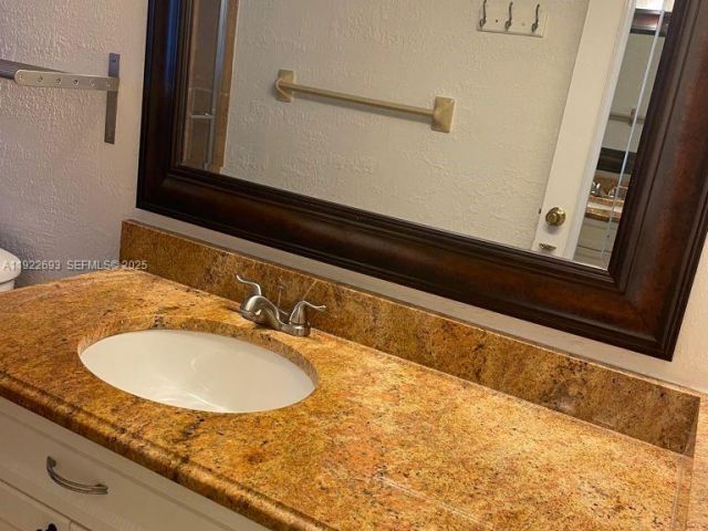 Home for rent at 3141 N Palm Aire Dr 3141 - photo 7429228