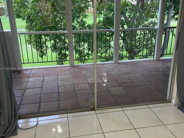 Home for rent at 3141 N Palm Aire Dr 3141 - photo 7429235