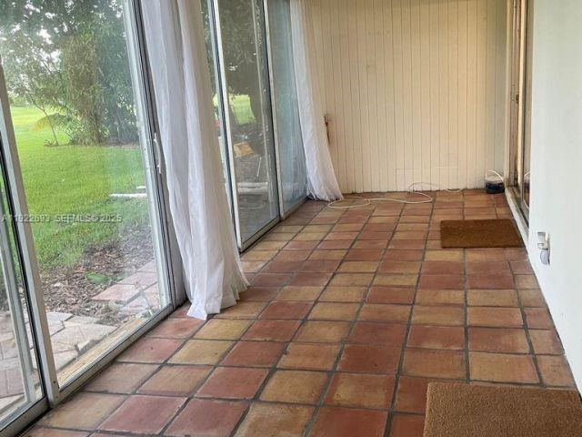Home for rent at 3141 N Palm Aire Dr 3141 - photo 7429237