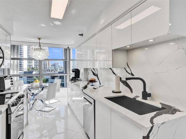 2-bedroom condo for rent in Aventura - 3400 NE 192nd St 612 - MondialRealty