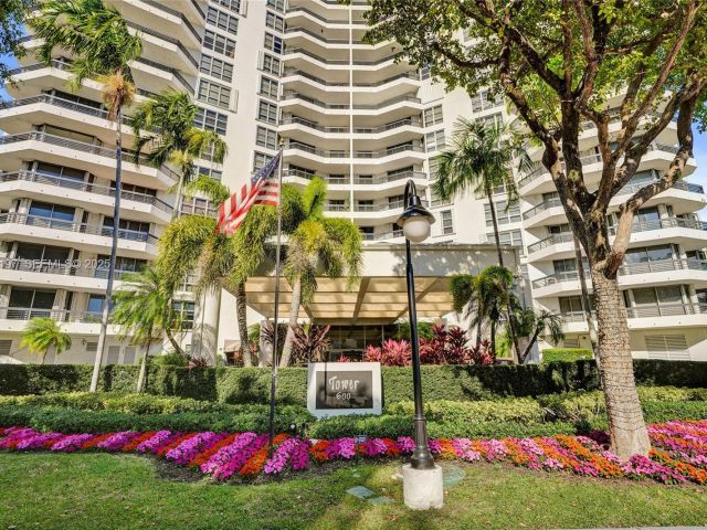 2-bedroom condo for rent in Aventura - 3400 NE 192nd St 612 - MondialRealty