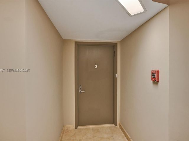 2-bedroom condo for rent in Aventura - 3400 NE 192nd St 612 - MondialRealty