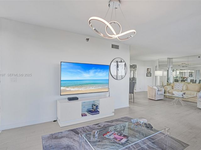 2-bedroom condo for rent in Aventura - 3400 NE 192nd St 612 - MondialRealty