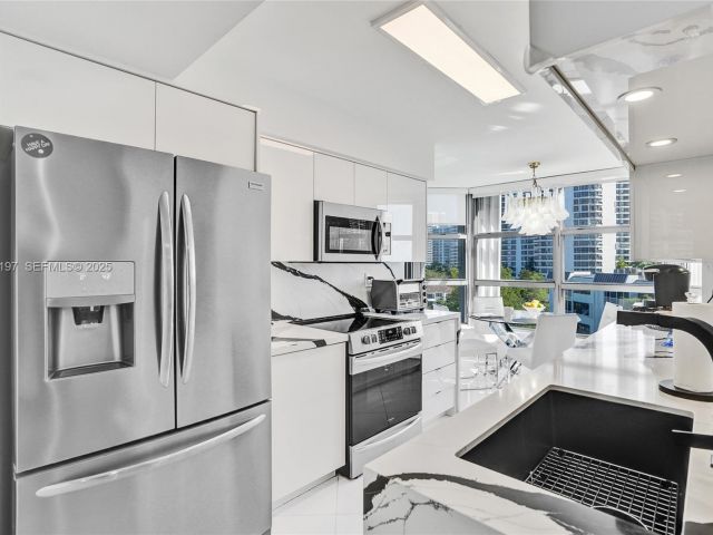 2-bedroom condo for rent in Aventura - 3400 NE 192nd St 612 - MondialRealty