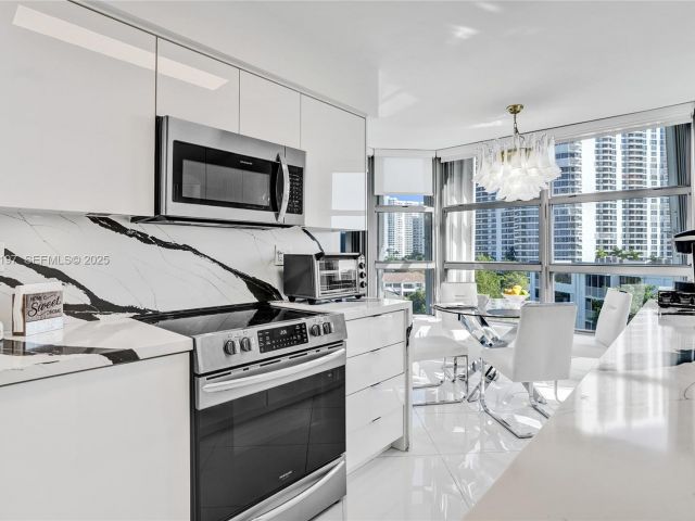 2-bedroom condo for rent in Aventura - 3400 NE 192nd St 612 - MondialRealty