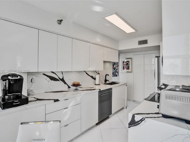 2-bedroom condo for rent in Aventura - 3400 NE 192nd St 612 - MondialRealty