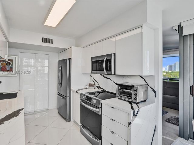 2-bedroom condo for rent in Aventura - 3400 NE 192nd St 612 - MondialRealty