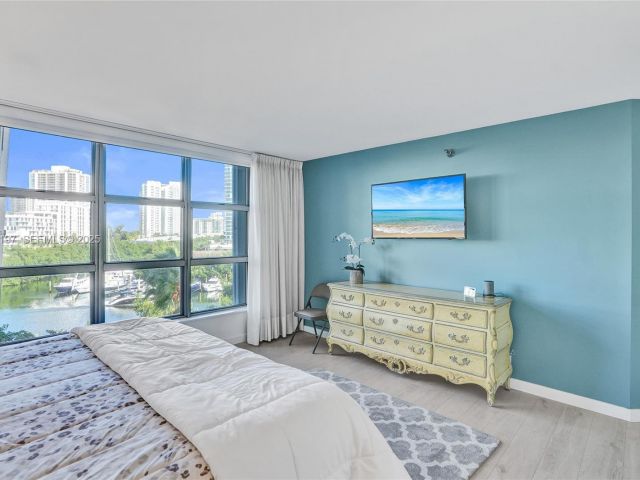 2-bedroom condo for rent in Aventura - 3400 NE 192nd St 612 - MondialRealty