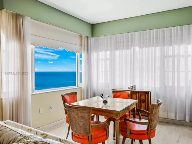 1-bedroom condo for sale in Miami Beach - 5255 Collins Ave 10A - MondialRealty