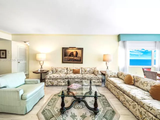 1-bedroom condo for sale in Miami Beach - 5255 Collins Ave 10A - MondialRealty