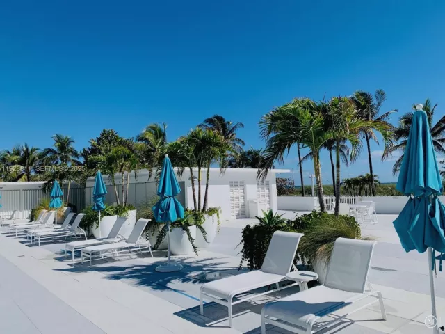 1-bedroom condo for sale in Miami Beach - 5255 Collins Ave 10A - MondialRealty