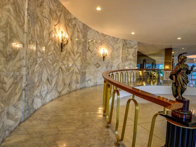 1-bedroom condo for sale in Miami Beach - 5255 Collins Ave 10A - MondialRealty