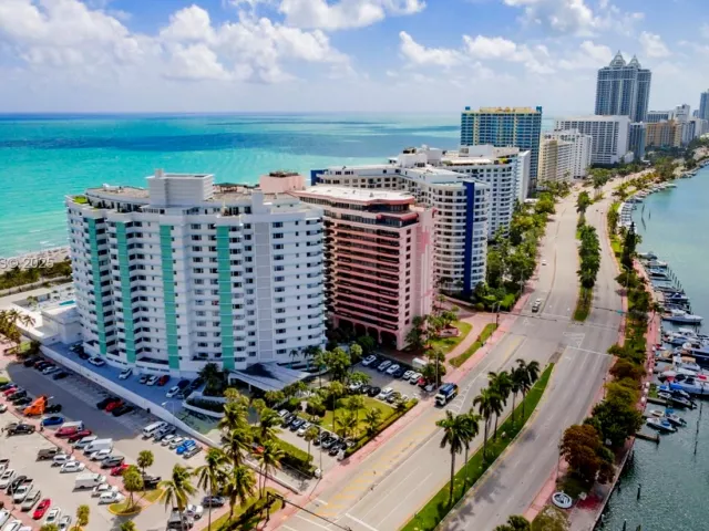 1-bedroom condo for sale in Miami Beach - 5255 Collins Ave 10A - MondialRealty