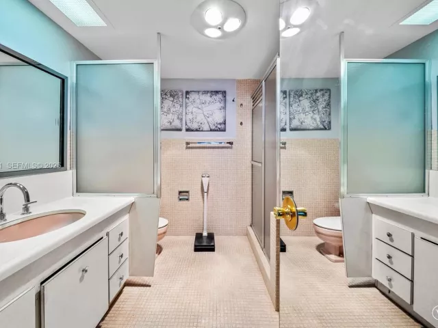 1-bedroom condo for sale in Miami Beach - 5255 Collins Ave 10A - MondialRealty