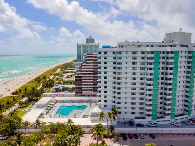 1-bedroom condo for sale in Miami Beach - 5255 Collins Ave 10A - MondialRealty
