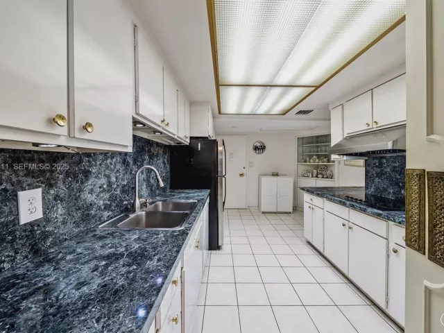 1-bedroom condo for sale in Miami Beach - 5255 Collins Ave 10A - MondialRealty