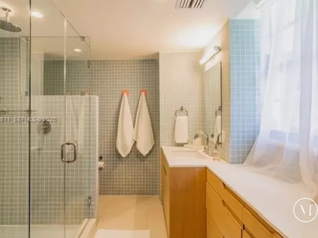 1-bedroom condo for sale in Miami Beach - 5255 Collins Ave 10A - MondialRealty