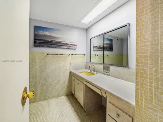 1-bedroom condo for sale in Miami Beach - 5255 Collins Ave 10A - MondialRealty