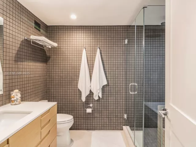 1-bedroom condo for sale in Miami Beach - 5255 Collins Ave 10A - MondialRealty