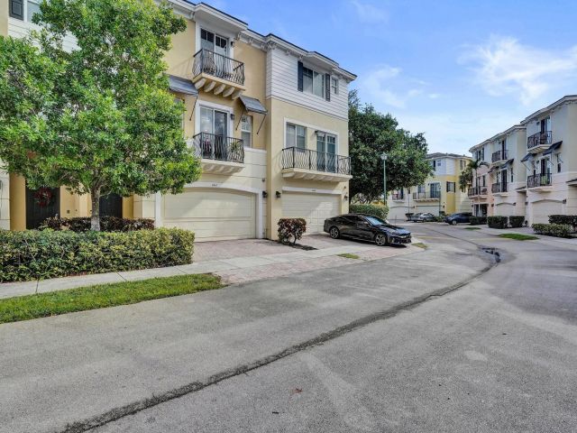 Home for rent at 642 NW 38th Circle - photo 6894460