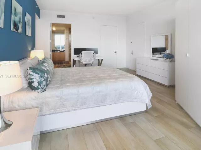 2-bedroom condo for sale in Sunny Isles Beach - 16001 Collins Ave 3005 - MondialRealty