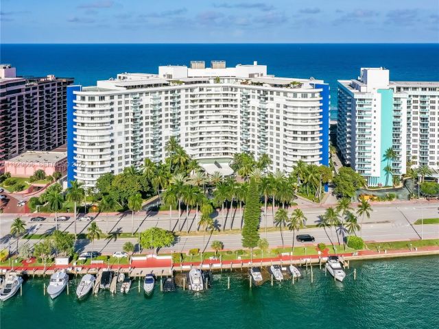 1-bedroom condo for rent in Miami Beach - 5161 Collins Ave 1610 - MondialRealty