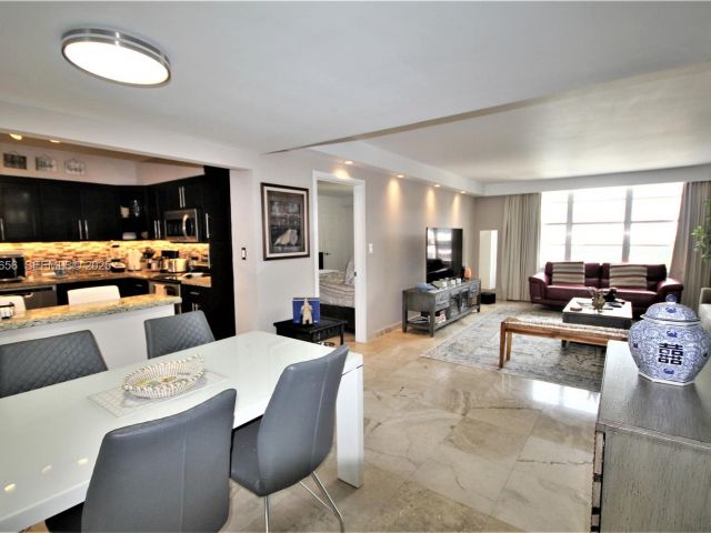 1-bedroom condo for rent in Miami Beach - 5161 Collins Ave 1610 - MondialRealty