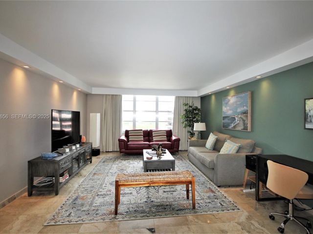 1-bedroom condo for rent in Miami Beach - 5161 Collins Ave 1610 - MondialRealty