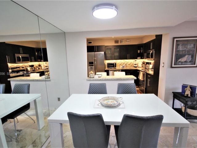 1-bedroom condo for rent in Miami Beach - 5161 Collins Ave 1610 - MondialRealty