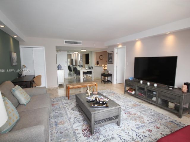 1-bedroom condo for rent in Miami Beach - 5161 Collins Ave 1610 - MondialRealty