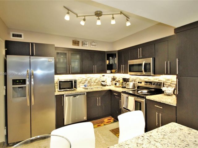 1-bedroom condo for rent in Miami Beach - 5161 Collins Ave 1610 - MondialRealty