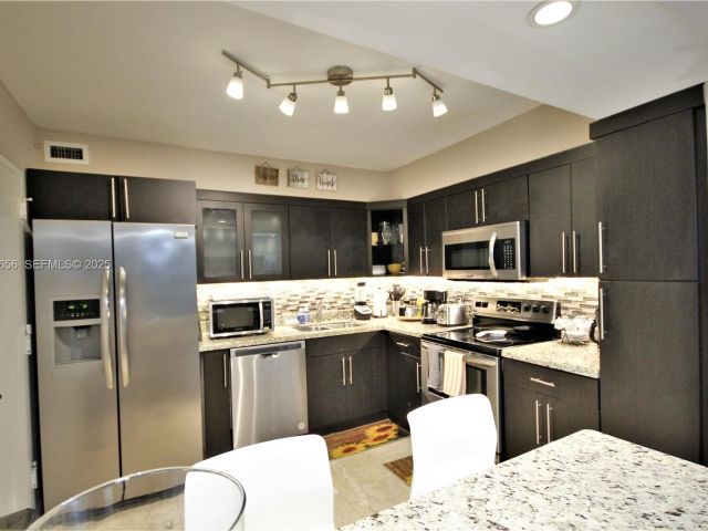 1-bedroom condo for rent in Miami Beach - 5161 Collins Ave 1610 - MondialRealty
