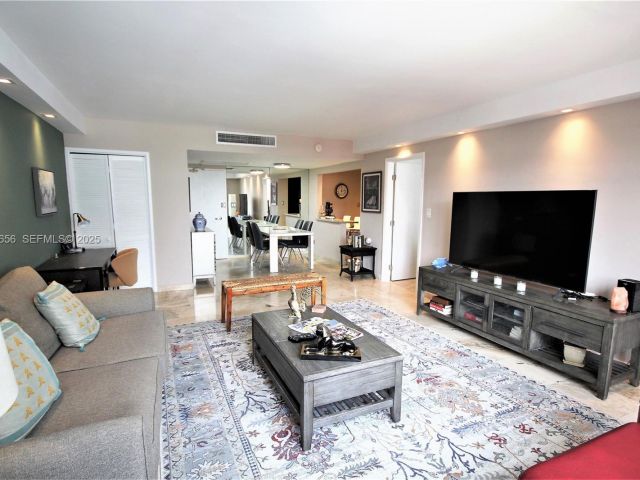 1-bedroom condo for rent in Miami Beach - 5161 Collins Ave 1610 - MondialRealty