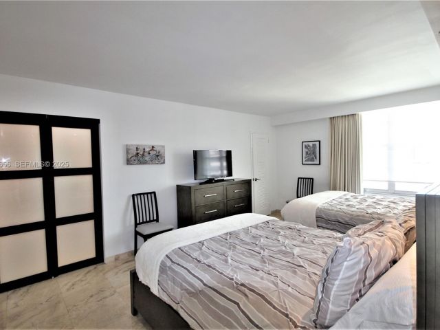 1-bedroom condo for rent in Miami Beach - 5161 Collins Ave 1610 - MondialRealty