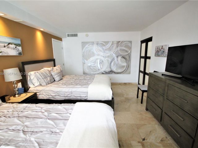 1-bedroom condo for rent in Miami Beach - 5161 Collins Ave 1610 - MondialRealty