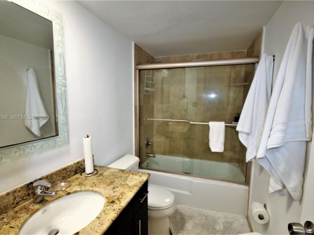 1-bedroom condo for rent in Miami Beach - 5161 Collins Ave 1610 - MondialRealty
