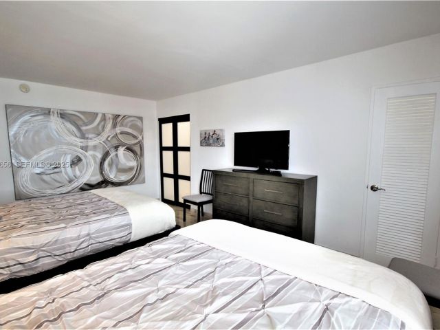 1-bedroom condo for rent in Miami Beach - 5161 Collins Ave 1610 - MondialRealty