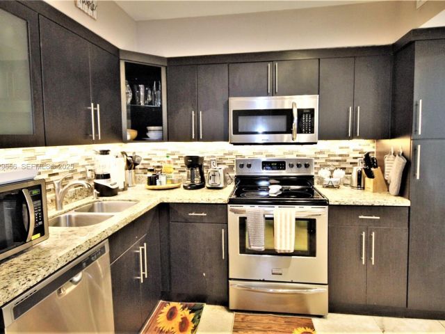 1-bedroom condo for rent in Miami Beach - 5161 Collins Ave 1610 - MondialRealty