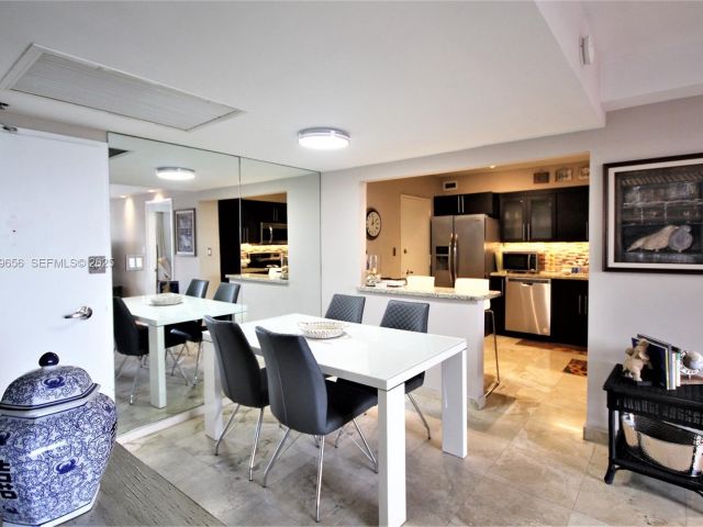 1-bedroom condo for rent in Miami Beach - 5161 Collins Ave 1610 - MondialRealty