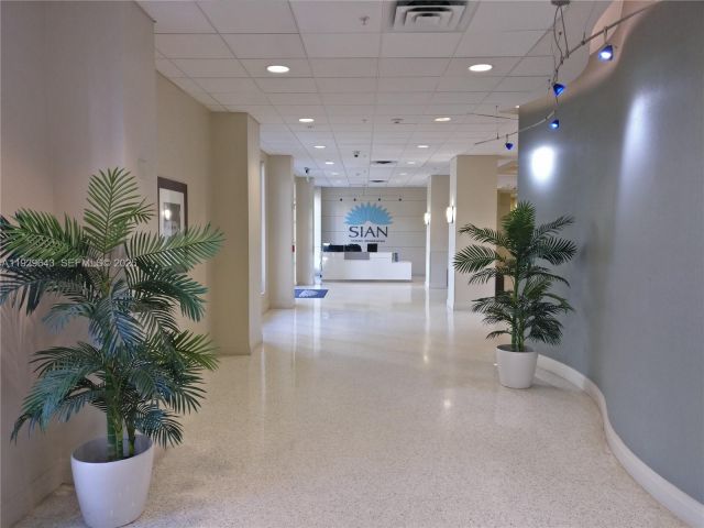 1-bedroom condo for sale in Hollywood - 4001 S Ocean Dr 2C - MondialRealty