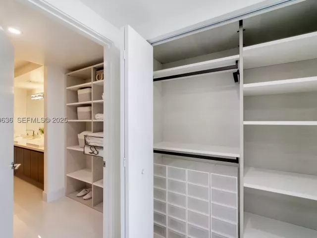 2-bedroom condo for rent in Sunny Isles Beach - 300 Sunny Isles Blvd 4-2203 - MondialRealty