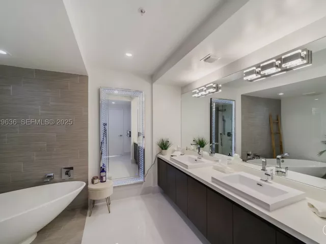 2-bedroom condo for rent in Sunny Isles Beach - 300 Sunny Isles Blvd 4-2203 - MondialRealty
