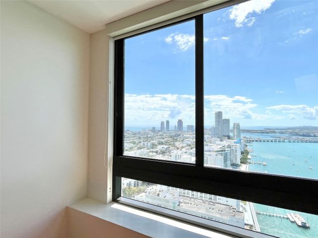 2-bedroom condo for sale in Miami Beach - 1330 West Avenue 3404 - MondialRealty