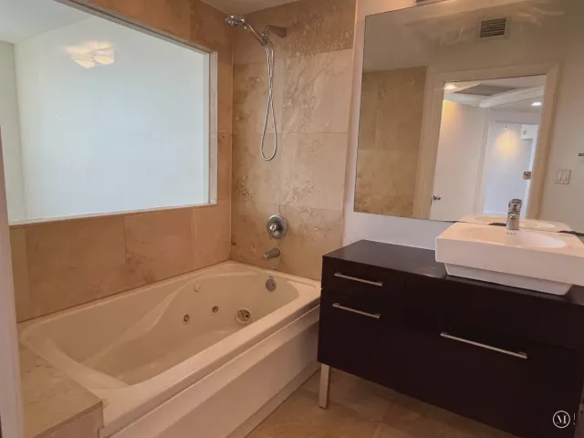 2-bedroom condo for sale in Miami Beach - 1330 West Avenue 3404 - MondialRealty