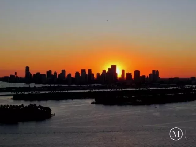 2-bedroom condo for sale in Miami Beach - 1330 West Avenue 3404 - MondialRealty