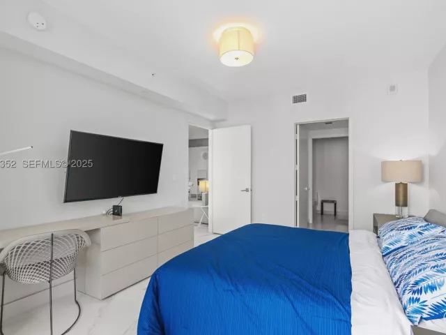 2-bedroom condo for sale in Miami - 488 NE 18th St 4309 - MondialRealty