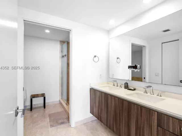 2-bedroom condo for sale in Miami - 488 NE 18th St 4309 - MondialRealty
